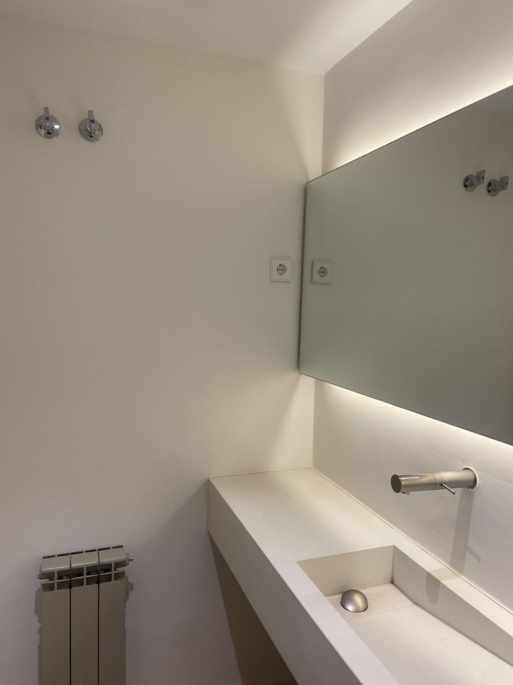Pared de baño antes de instalar el papel pintado