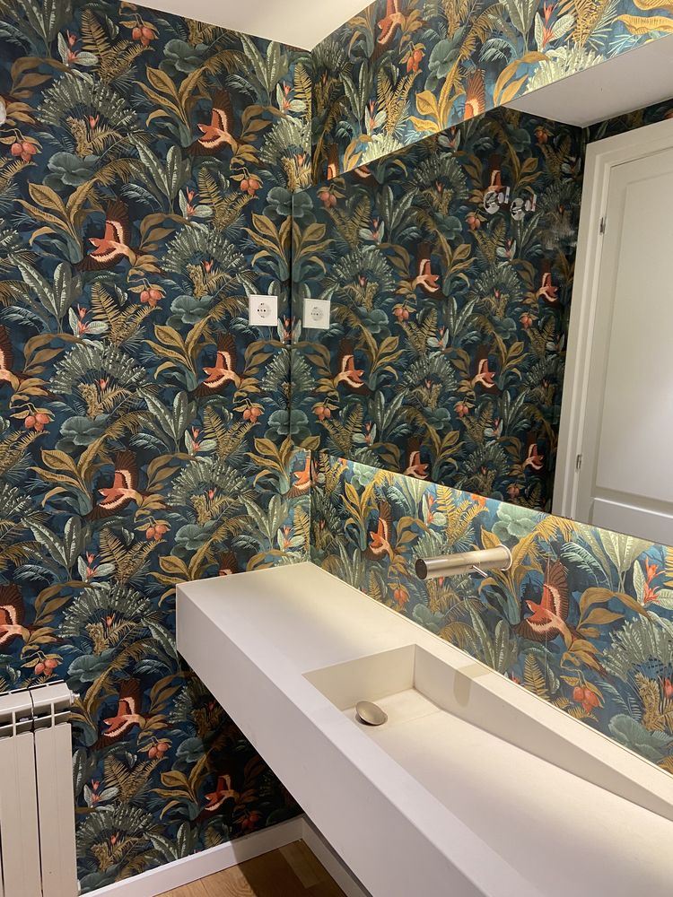 Pared de baño con papel pintado de aves tropicales ya instalado