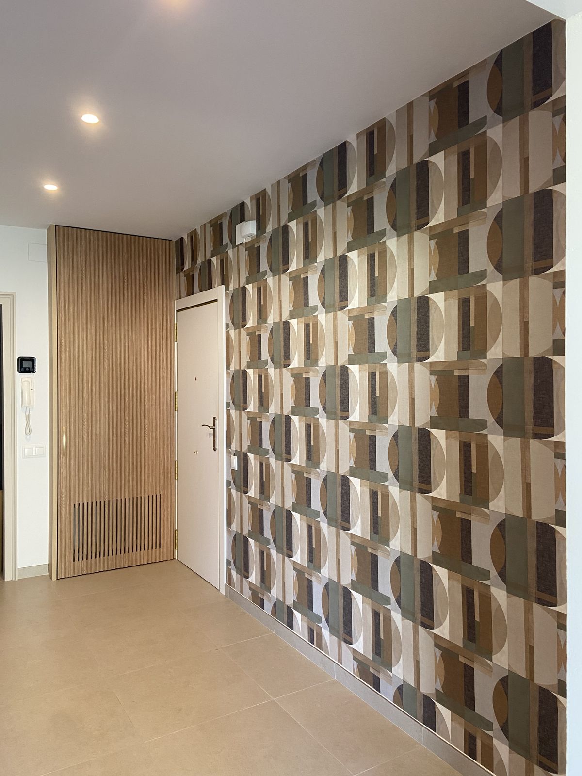 Papel pintado con patrón geométrico retro en tonos tierra