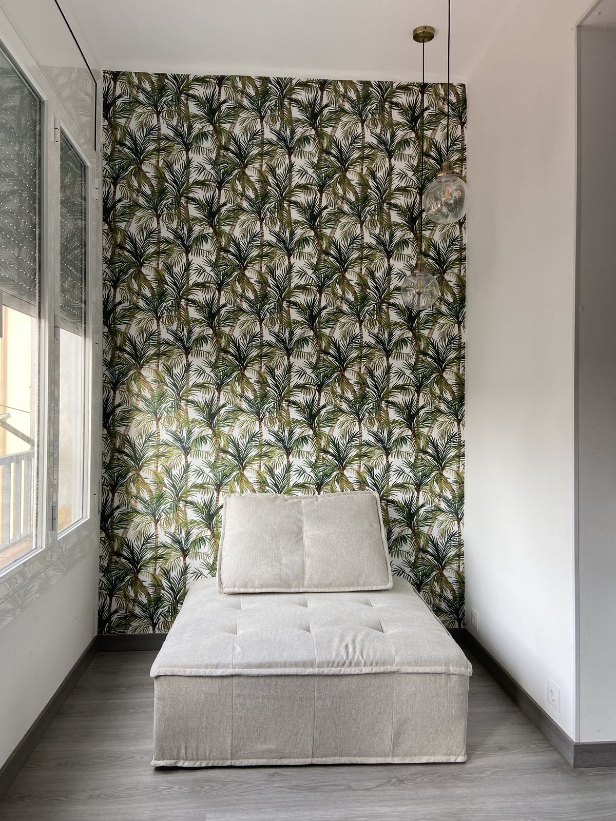 Papel pintado con estampado de palmeras en rincón de lectura