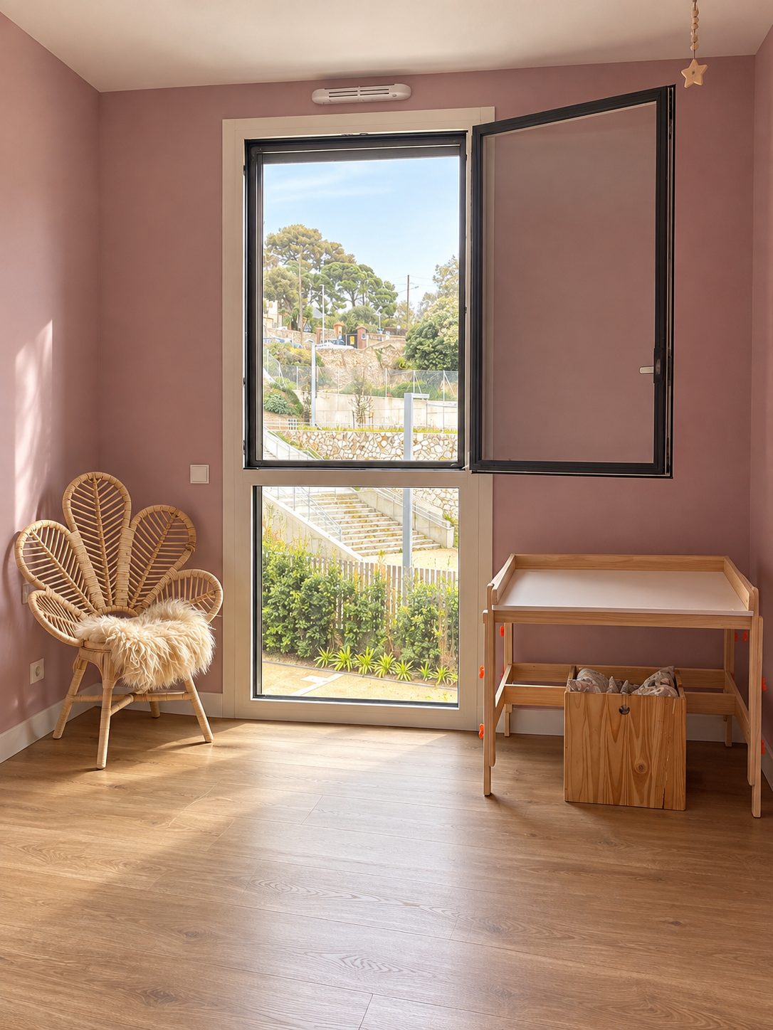 Habitación infantil con paredes pintadas en tono rosa empolvado