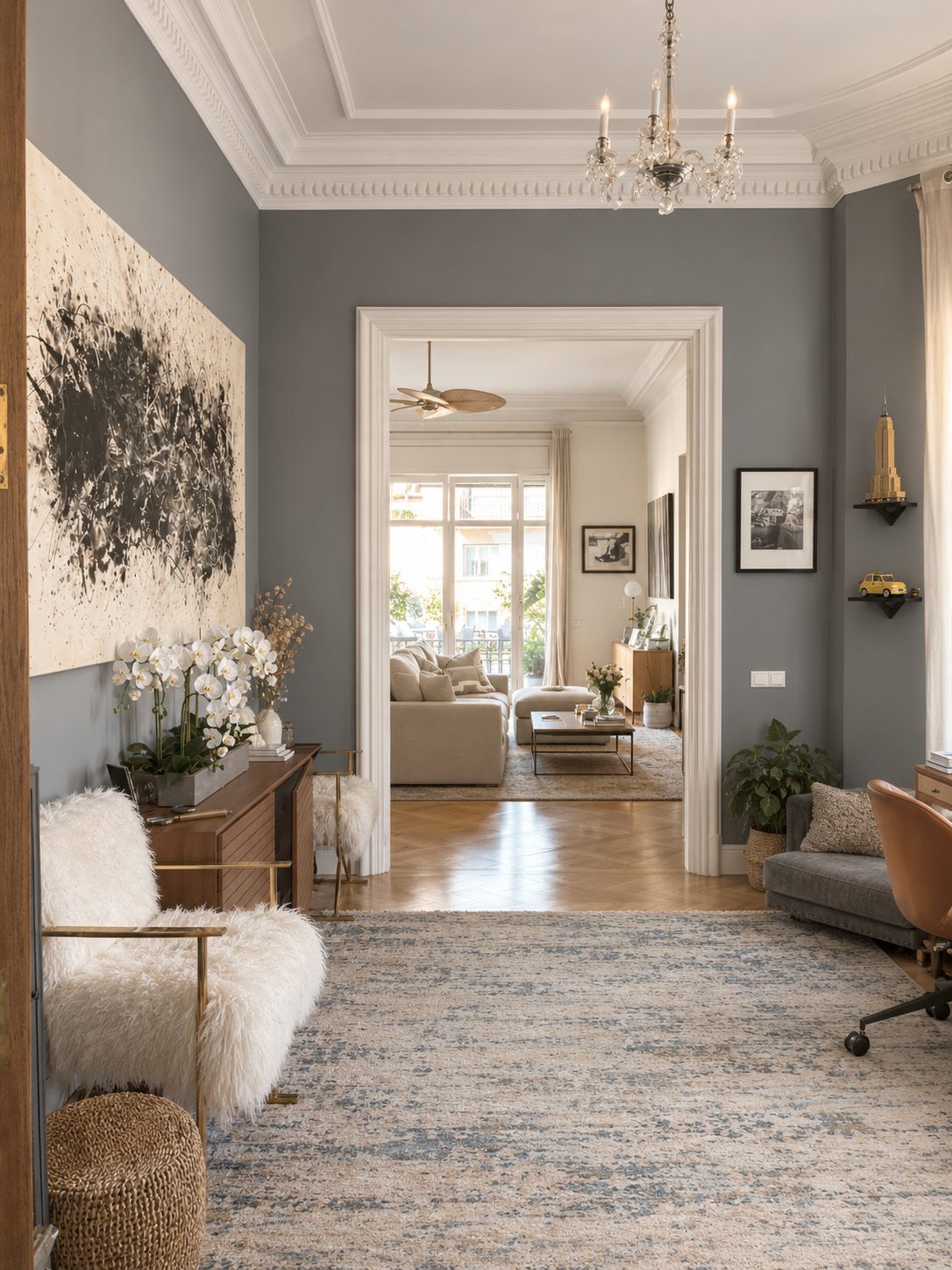 Salón pintado en tono gris con molduras blancas
