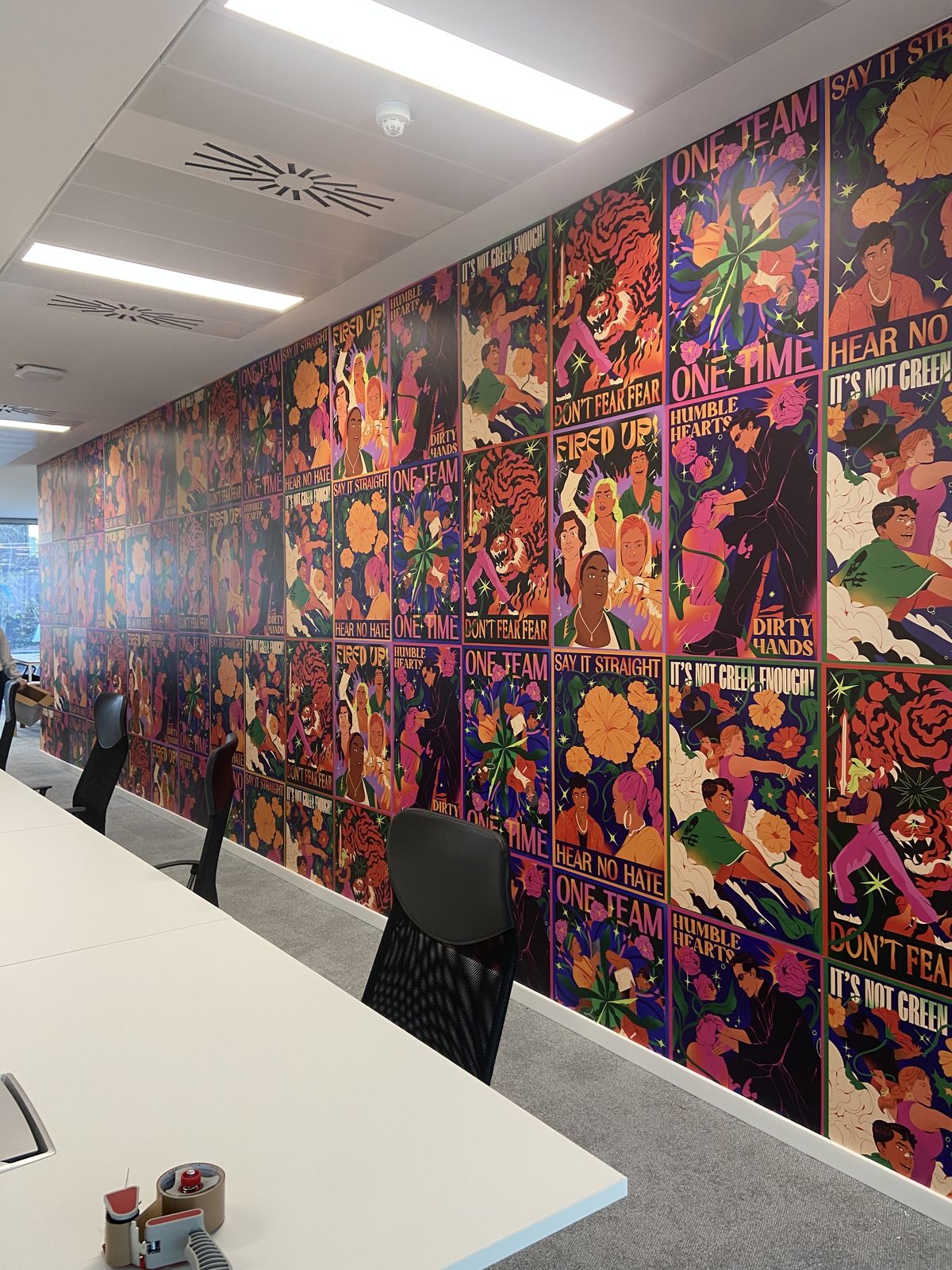 Vinilo mural ilustrado de gran formato en pared de oficina