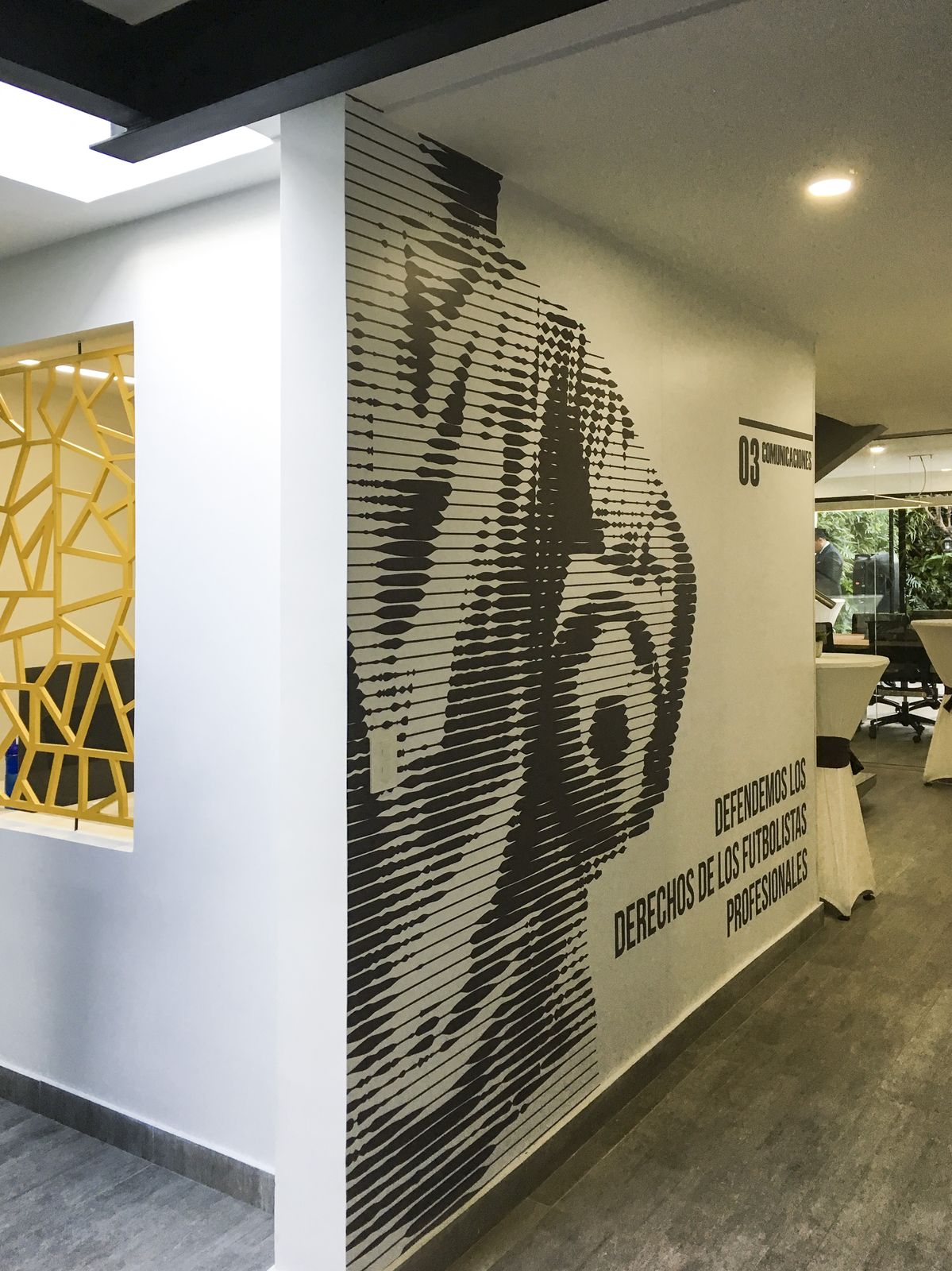 Vinilo mural de gran formato instalado en pared de oficina