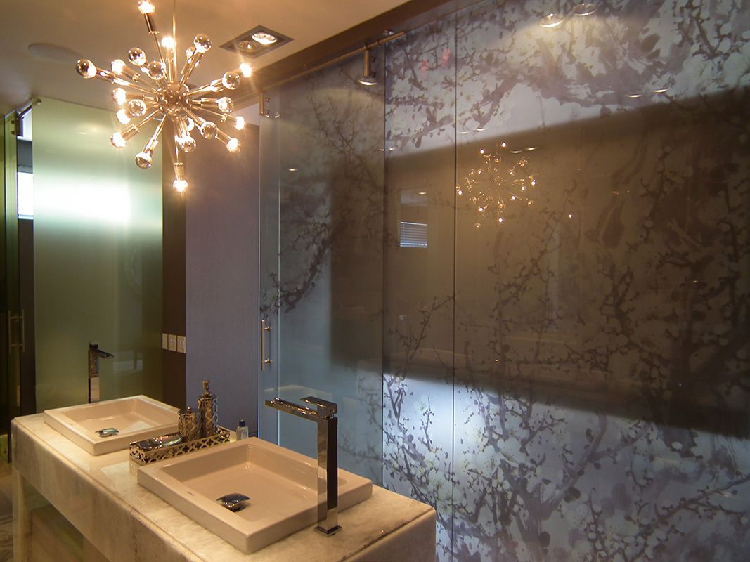 Vinilo decorativo de ramas en mampara de baño
